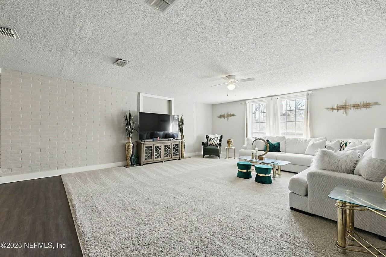 10605 Arnez Road - Photo 4 of 11