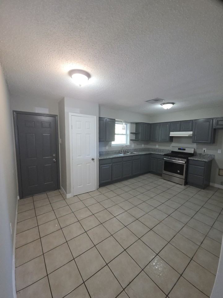 2607 Tupelo St #2607 - Photo 3 of 13