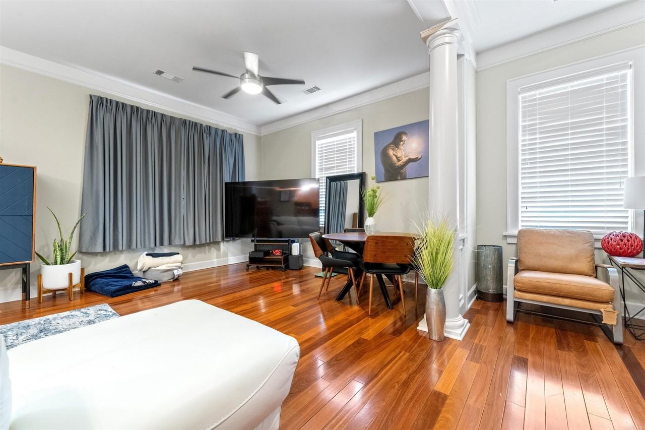 504 East 6th Street - Photo 4 of 22