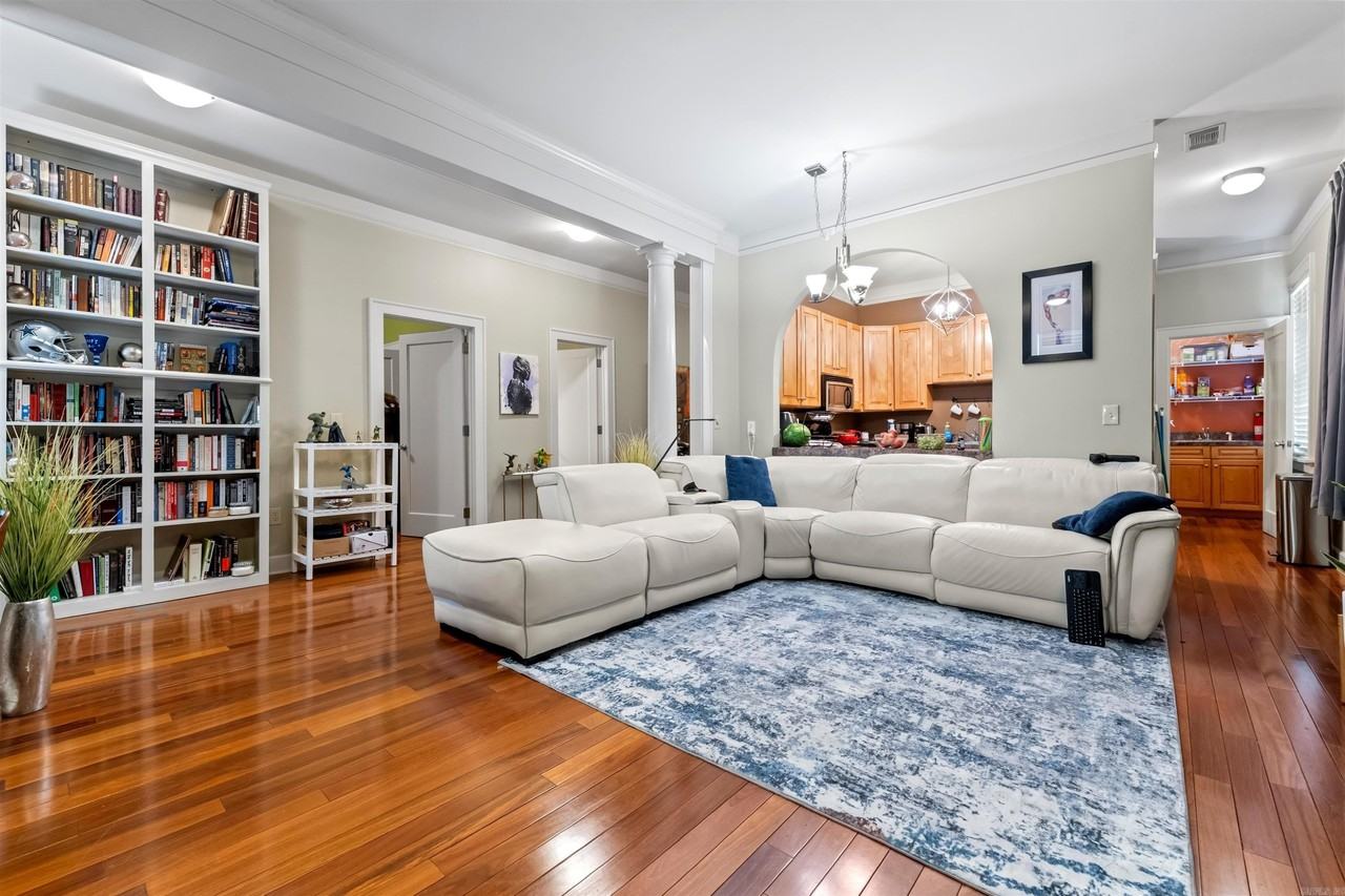 504 East 6th Street - Photo 6 of 22