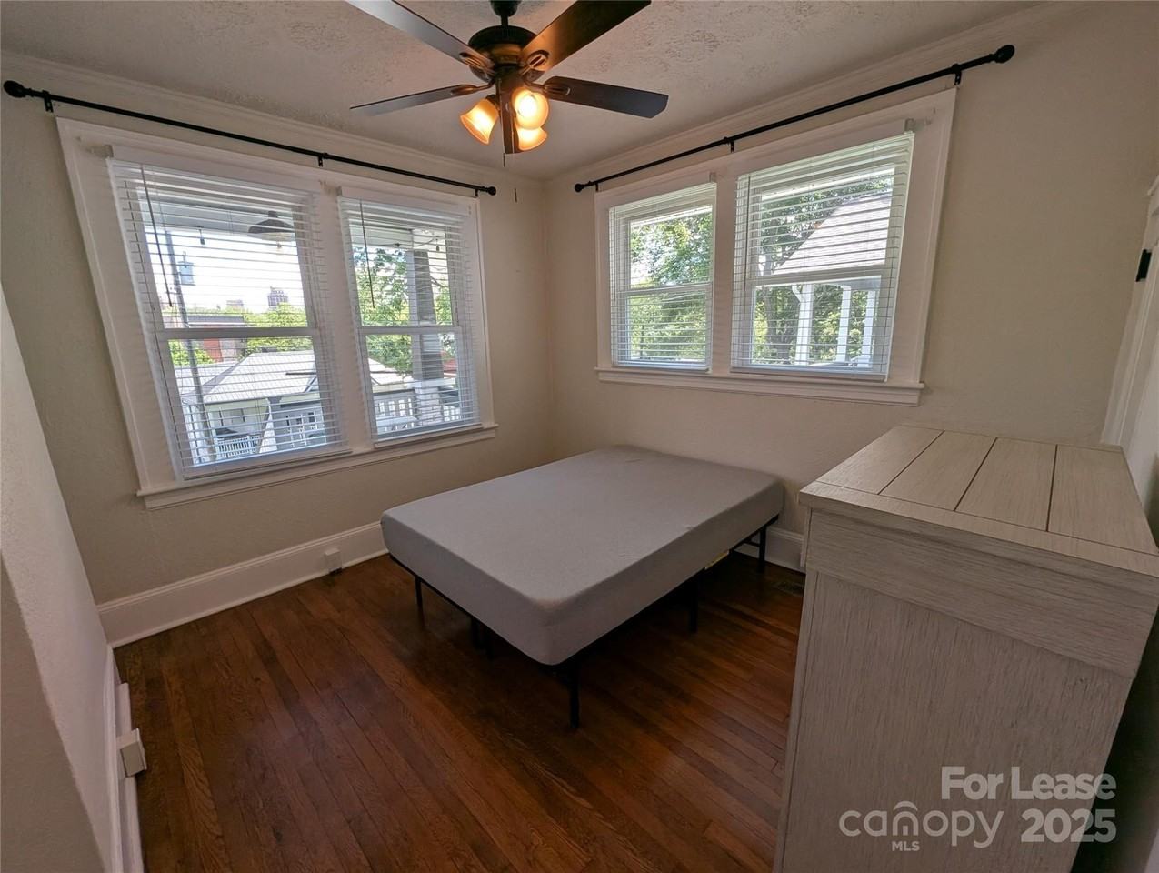 28 Woodrow Ave - Photo 3 of 33