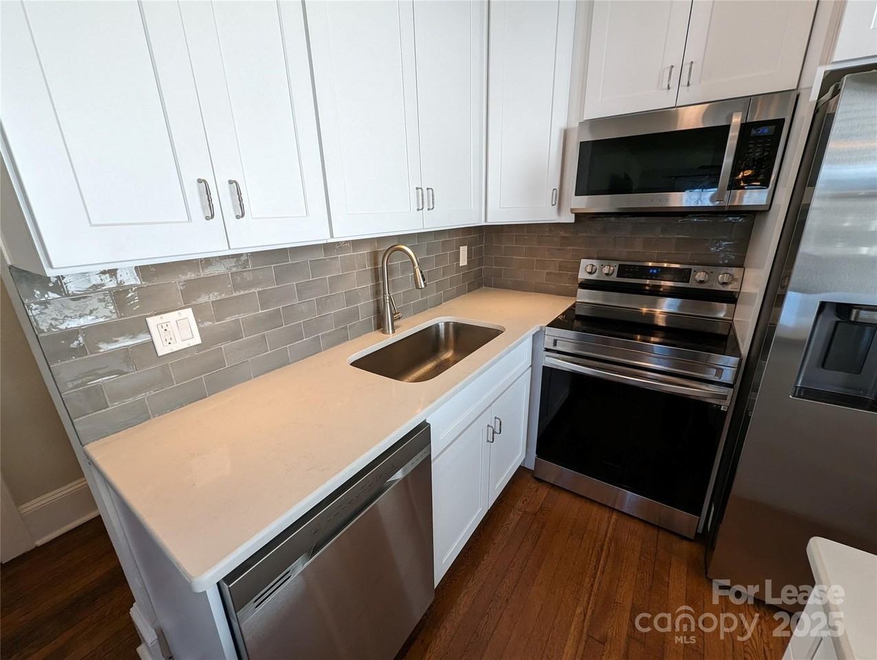 28 Woodrow Ave - Photo 7 of 33