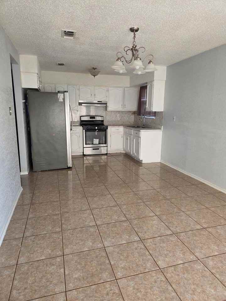 1205 Royal Point Dr - Photo 6 of 31