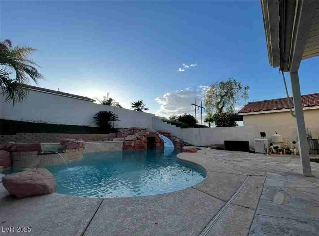 2289 Surrey Meadows Avenue - Photo 2 of 7