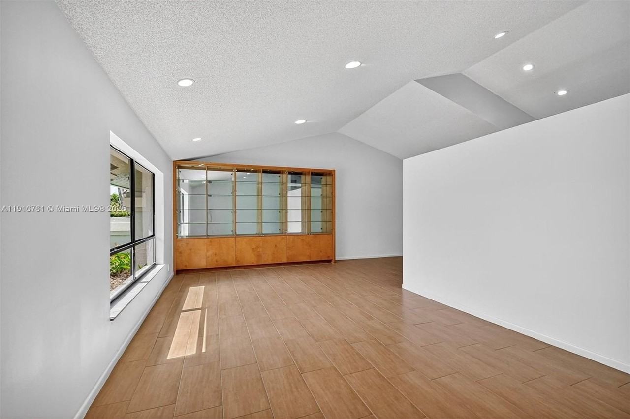 9721 Majestic Way - Photo 4 of 50