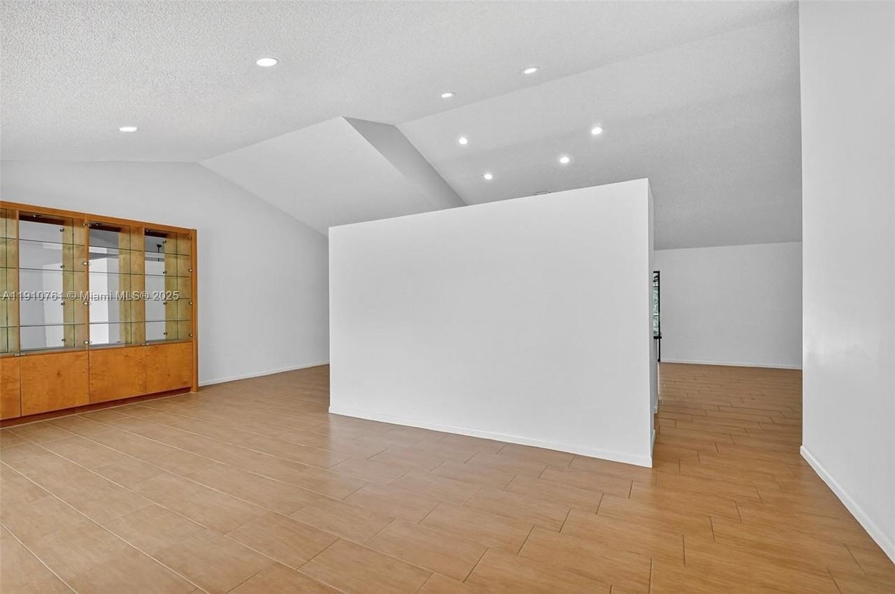 9721 Majestic Way - Photo 7 of 50