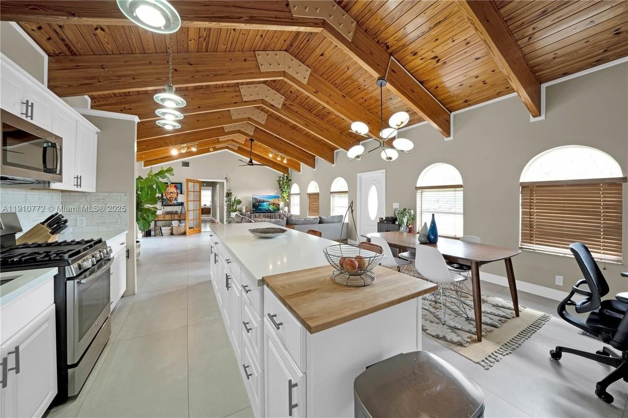 18900 Belview Dr - Photo 2 of 29