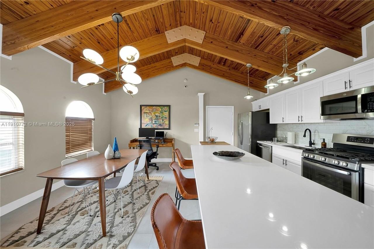 18900 Belview Dr - Photo 5 of 29