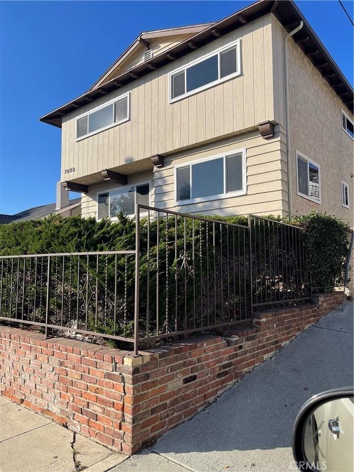 1028 W 8th St #4 - Photo 3 of 13