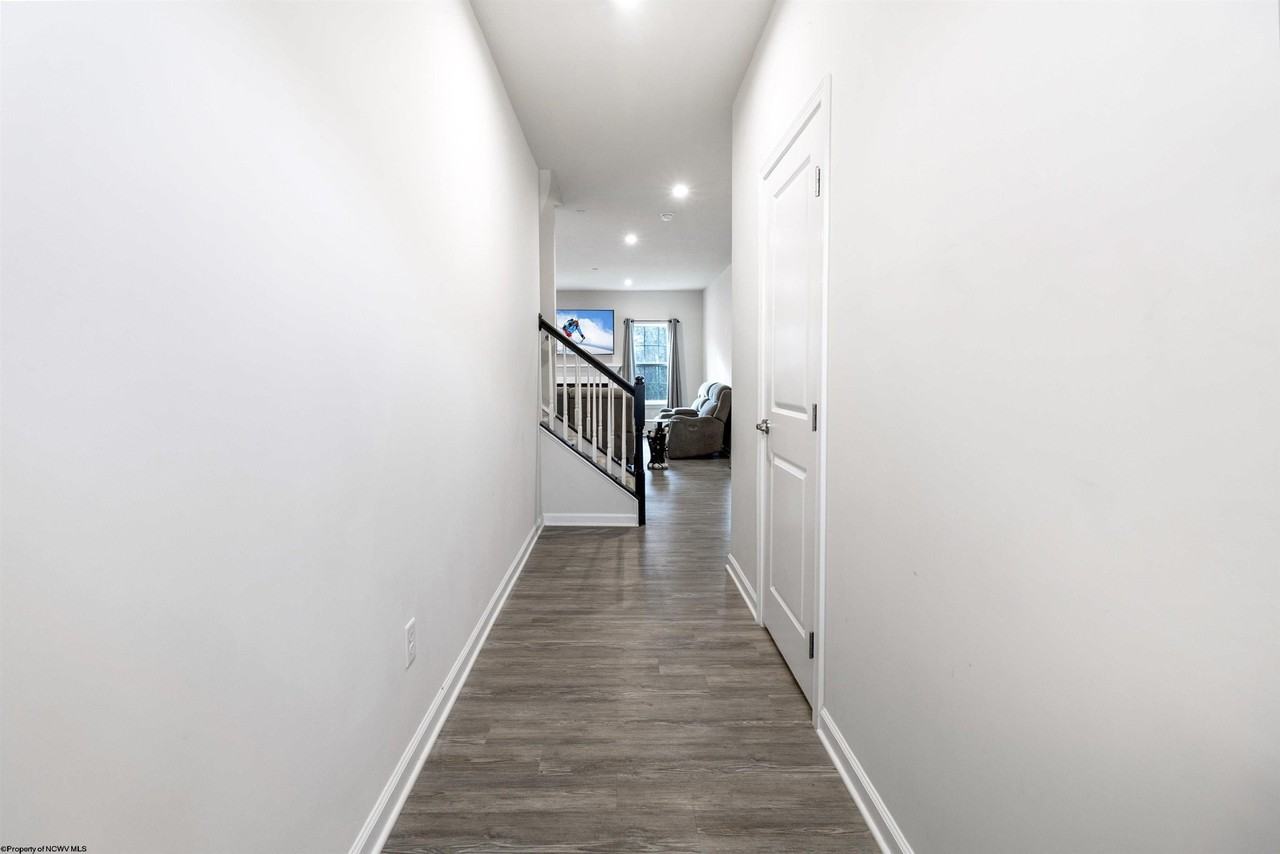 248 Stonehurst Dr - Photo 3 of 41