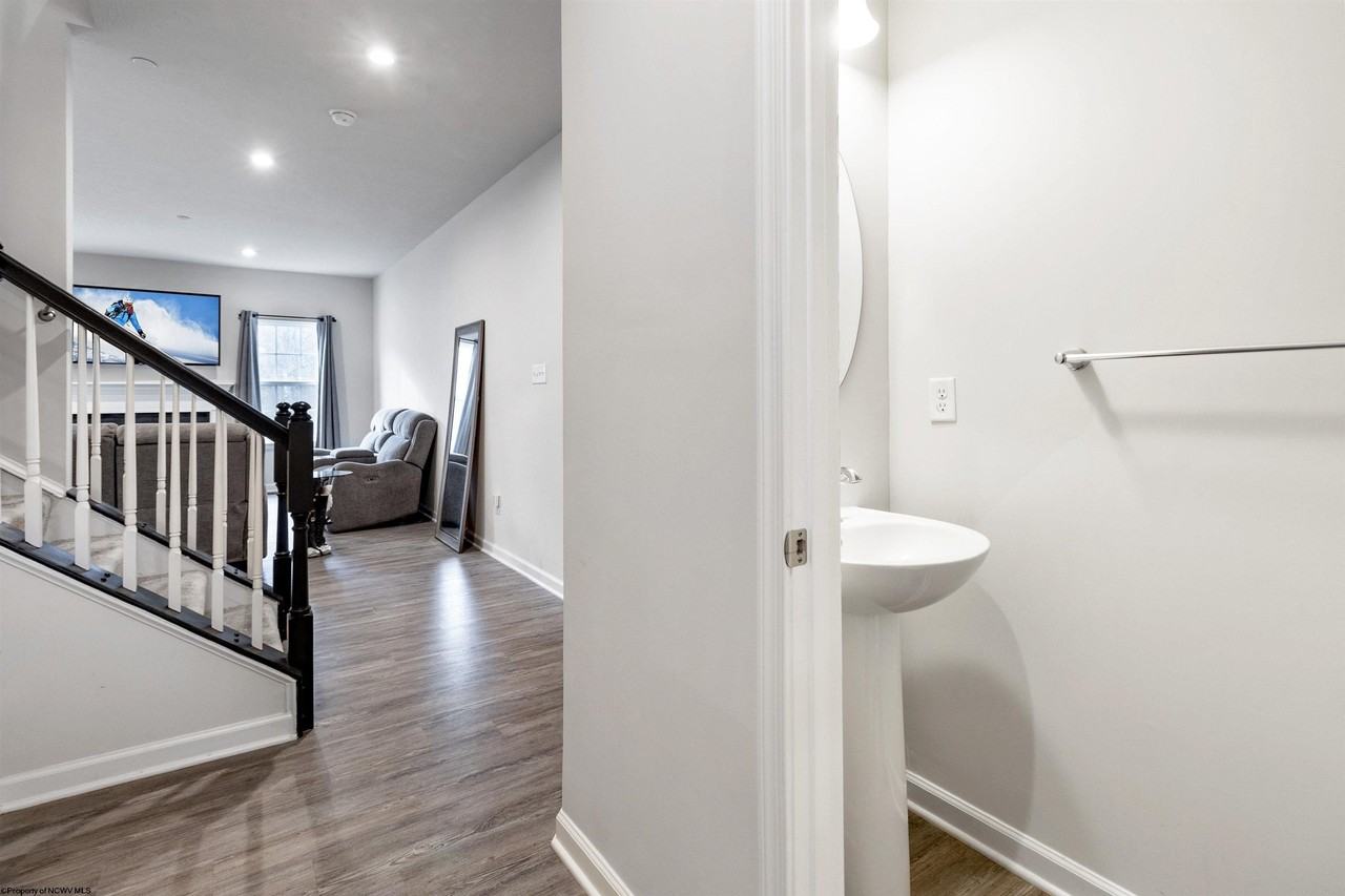 248 Stonehurst Dr - Photo 4 of 41