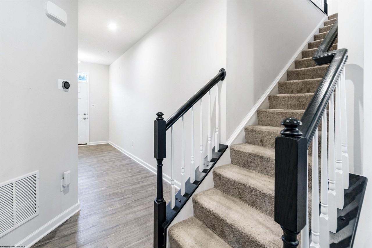 248 Stonehurst Dr - Photo 5 of 41