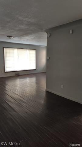 8272 E Outer Dr - Photo 3 of 15