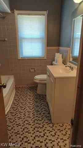 8272 E Outer Dr - Photo 7 of 15