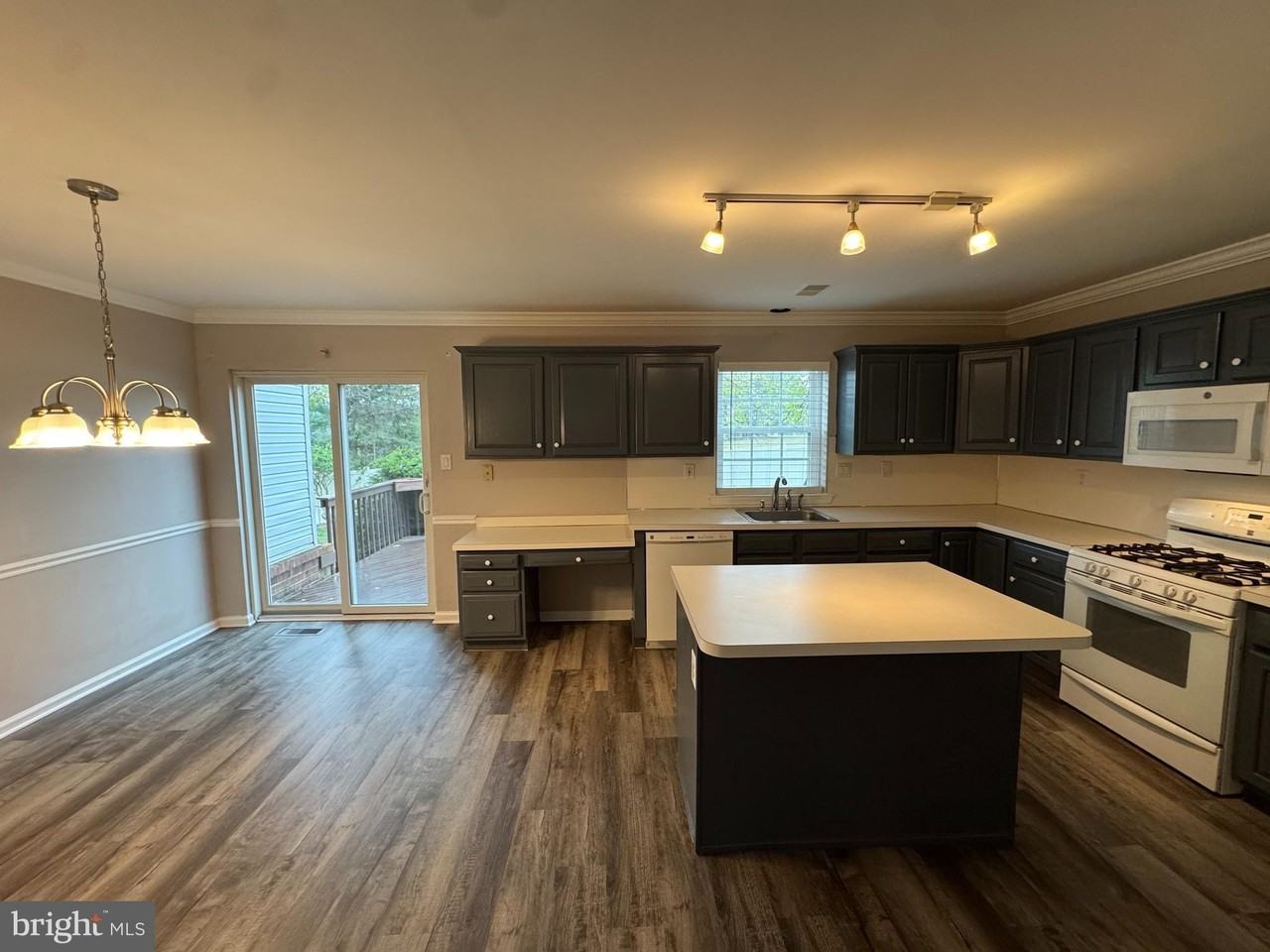 905 Kennedy Ct - Photo 5 of 28