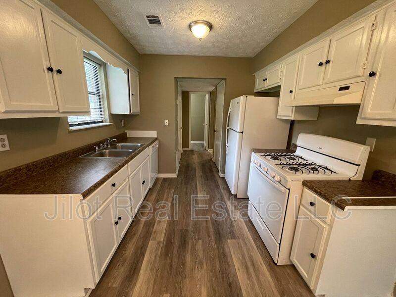 372 Riverbrook Trl - Photo 3 of 19