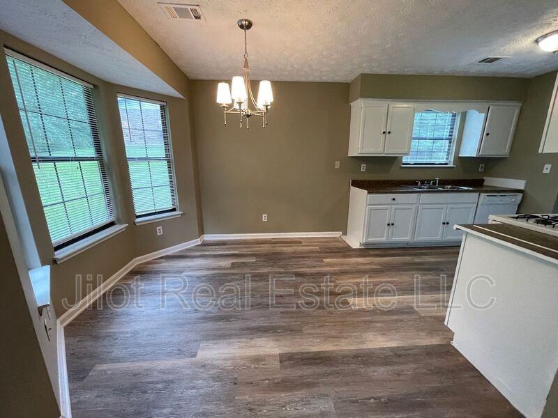 372 Riverbrook Trl - Photo 4 of 19