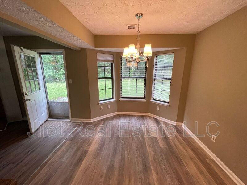 372 Riverbrook Trl - Photo 6 of 19