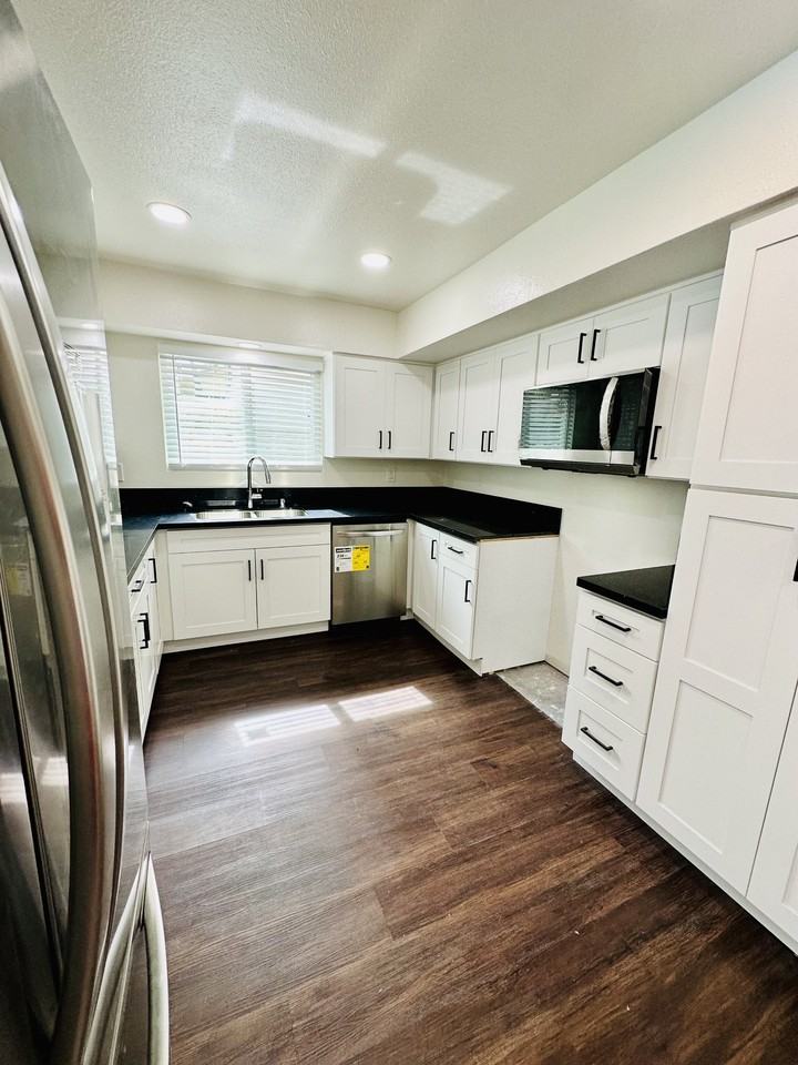 5233 Countryside Drive - Photo 4 of 33