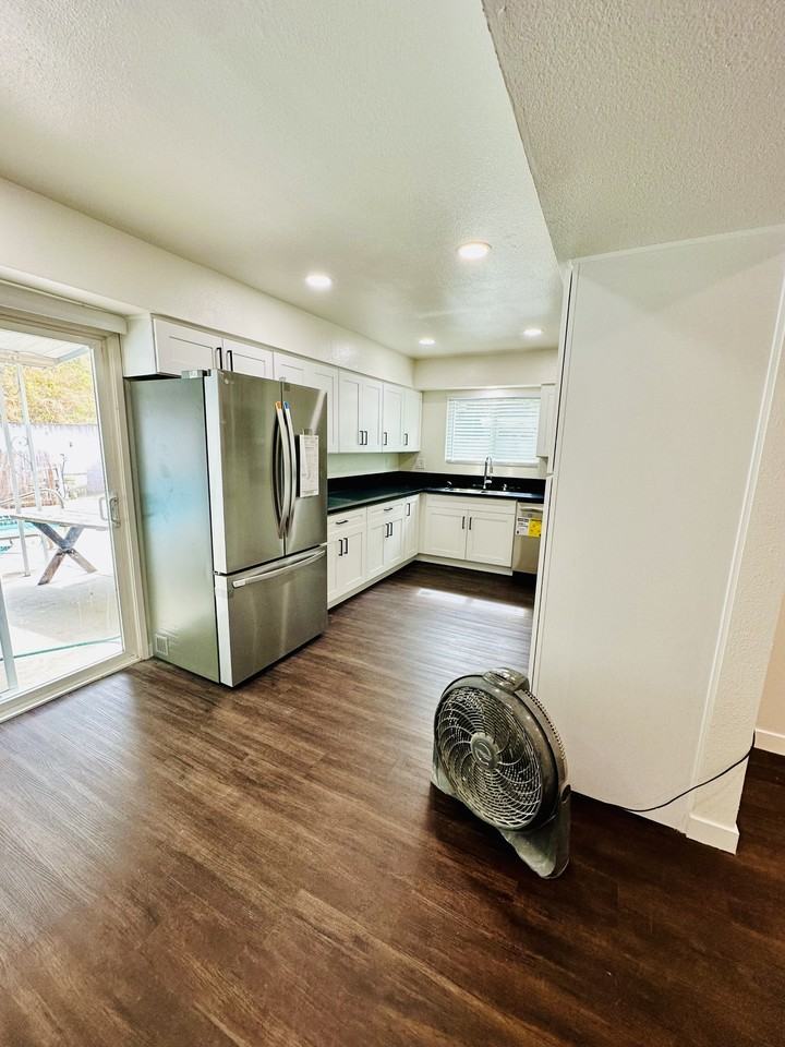 5233 Countryside Drive - Photo 5 of 33