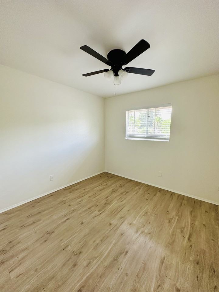 5233 Countryside Drive - Photo 6 of 33