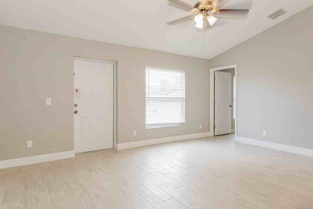 308 Erie Ct - Photo 5 of 16