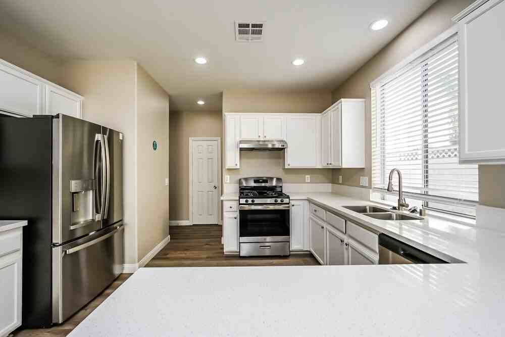 6246 Arbor Valley Ave - Photo 5 of 17