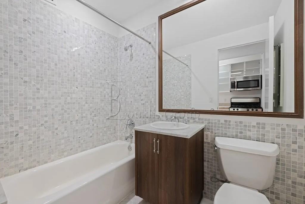 37 Wall St #7H - Photo 4 of 9