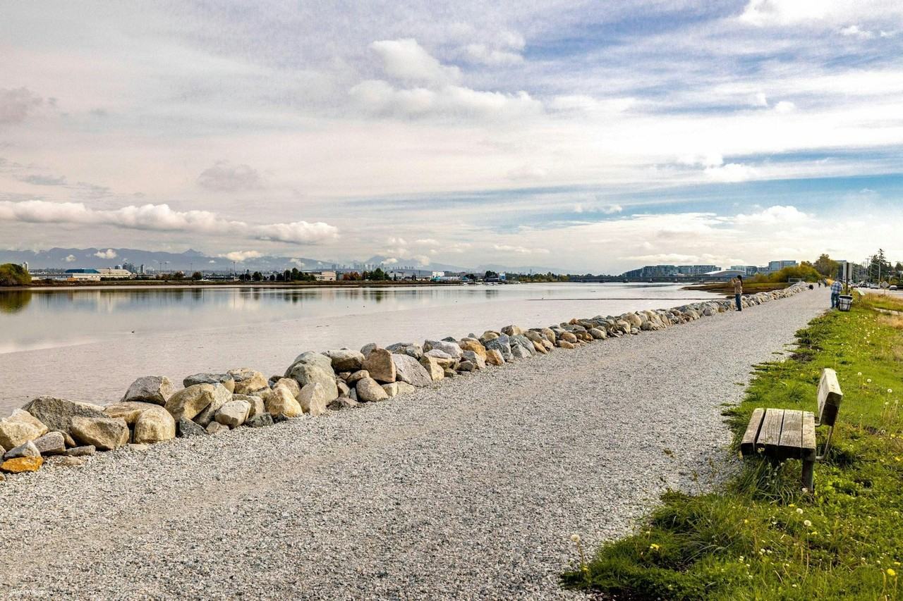 3200 River Road - Photo 3 of 36