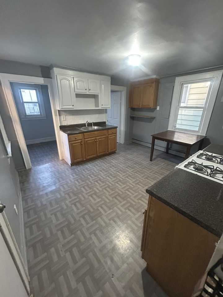 182 Walnut St - Photo 5 of 11