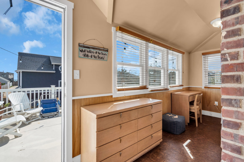 108 Ocean Ave - Photo 4 of 15