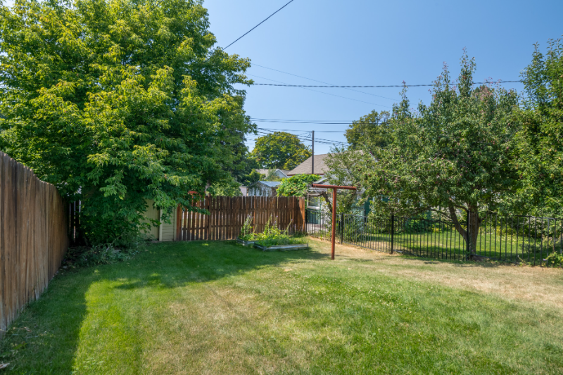 1015 Poplar St - Photo 2 of 14