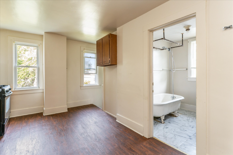 1221 North Clinton Avenue #UP - Photo 6 of 10