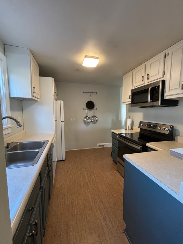1023 Forest Hills Ave - Photo 3 of 12