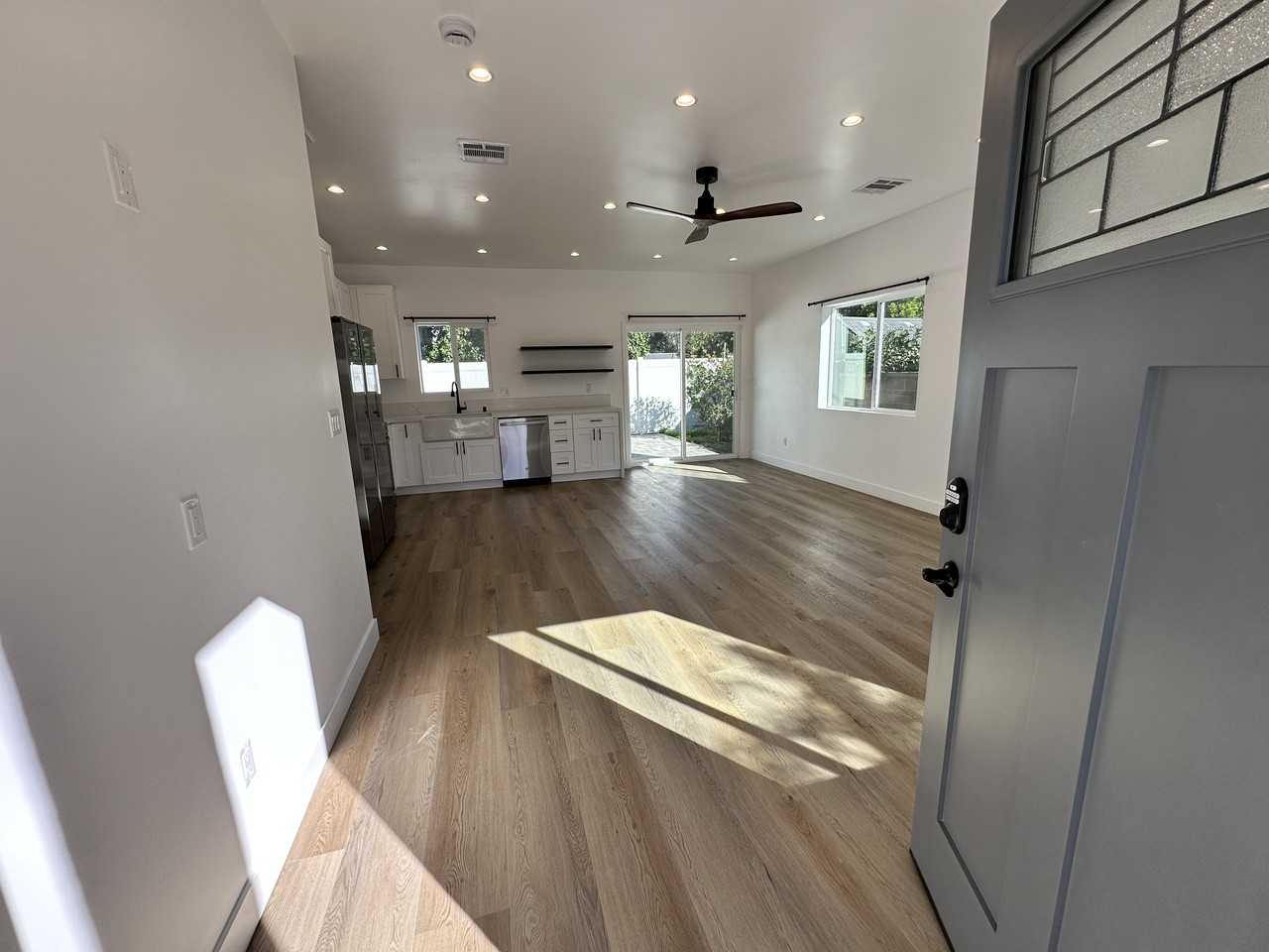 3617 West Victory Boulevard - Photo 4 of 34