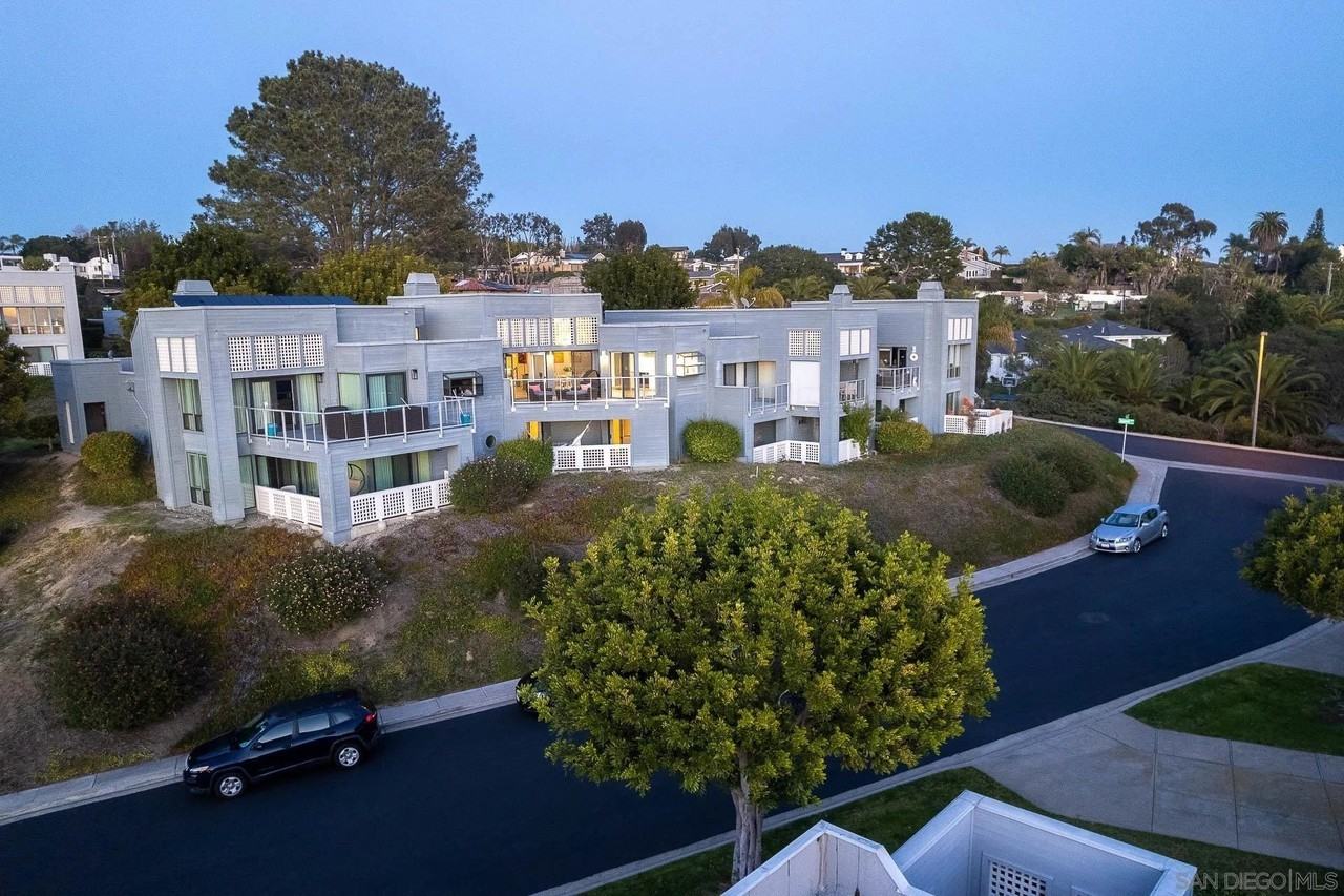 1060 America Way - Photo 5 of 50