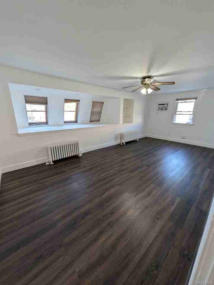 392 Conklin St - Photo 2 of 11