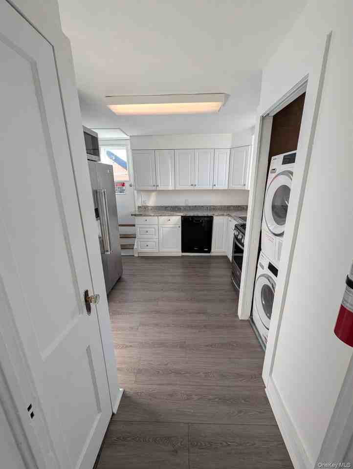 392 Conklin St - Photo 3 of 11