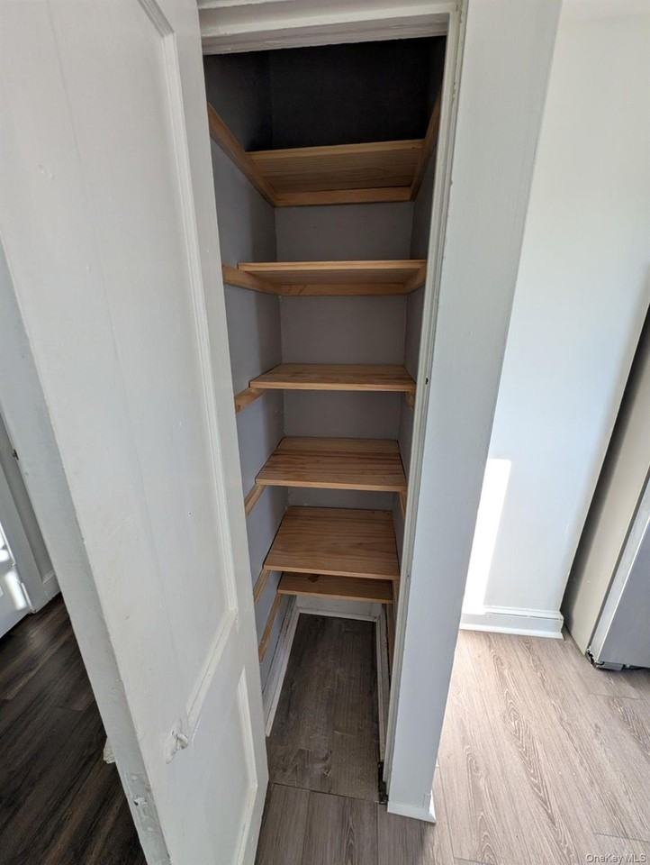 392 Conklin St - Photo 4 of 11