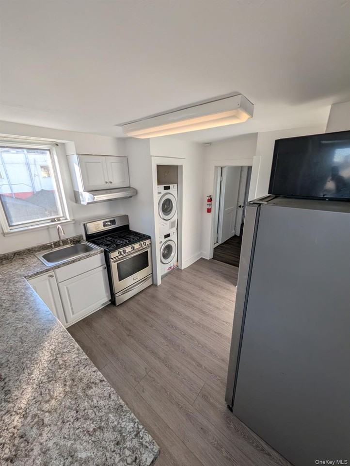 392 Conklin St - Photo 5 of 11