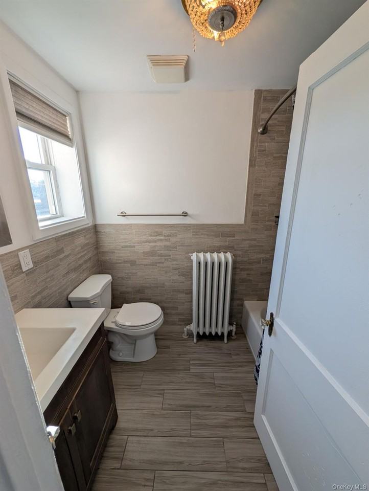 392 Conklin St - Photo 6 of 11