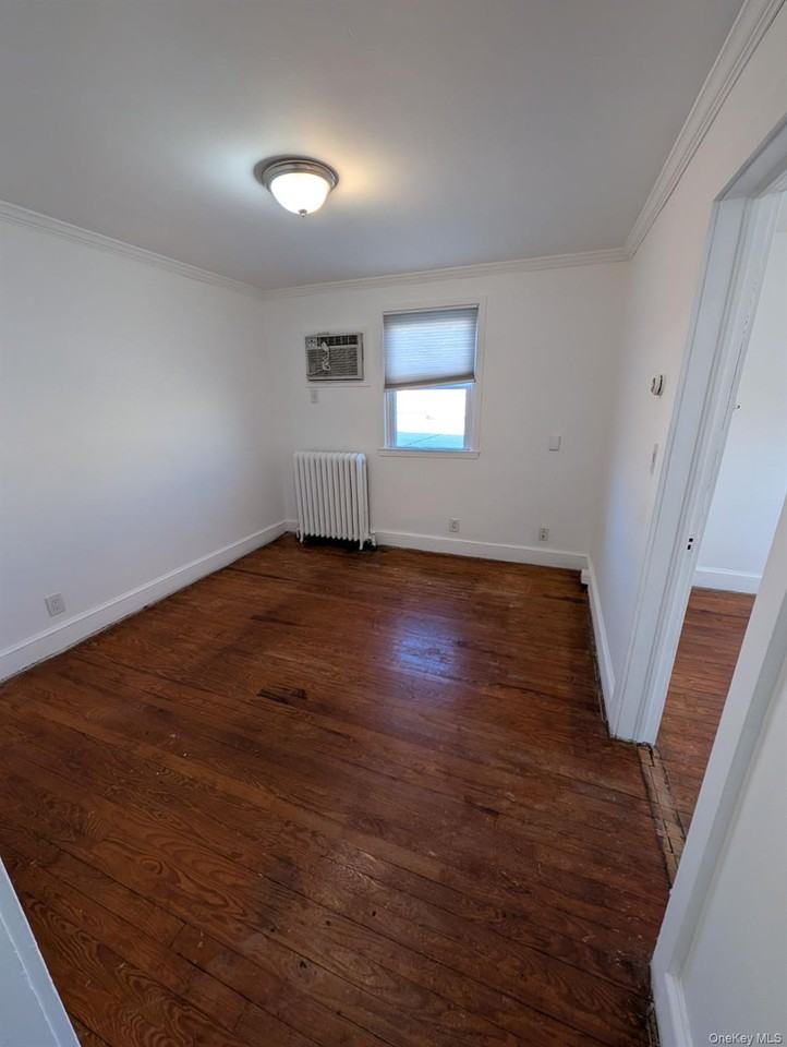 392 Conklin St - Photo 7 of 11