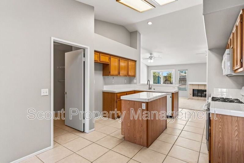 35912 Arras Dr - Photo 7 of 32