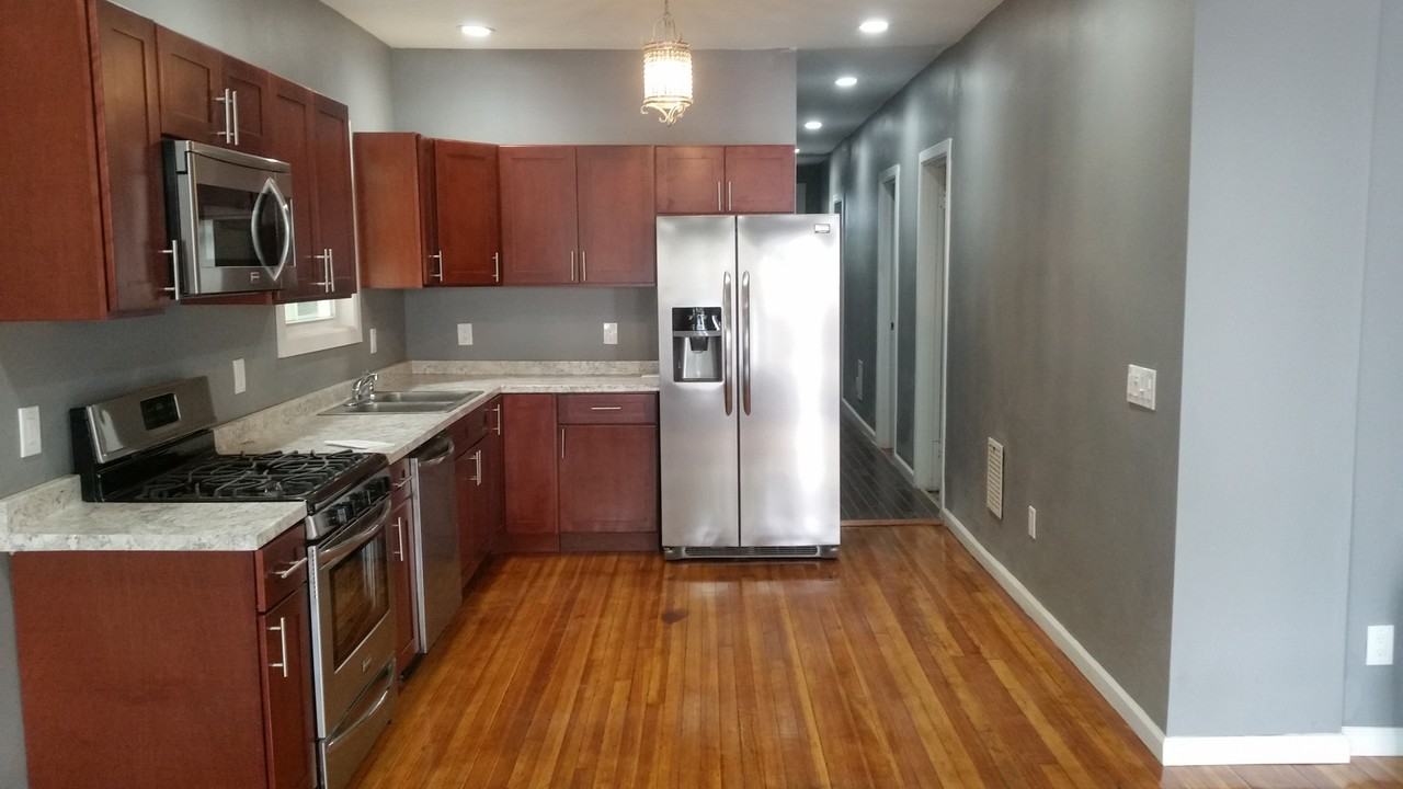 4 bedroom, 1 bath - Photo 2 of 16