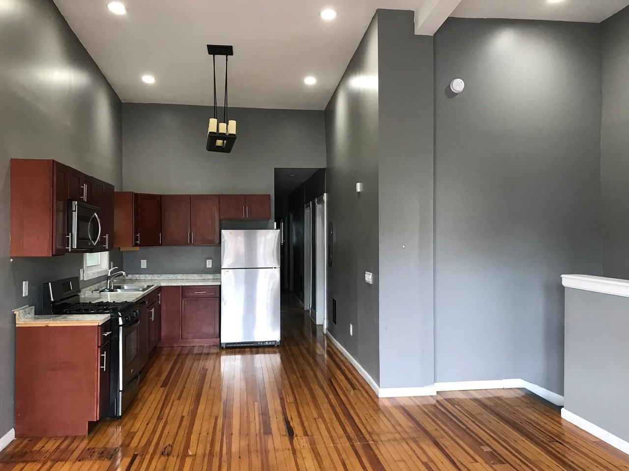 4 bedroom, 1 bath - Photo 5 of 16