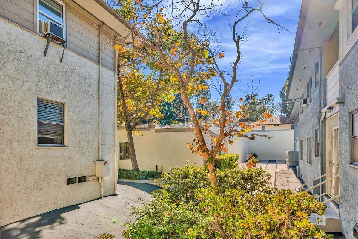 5835 Bowcroft St - Photo 7 of 28