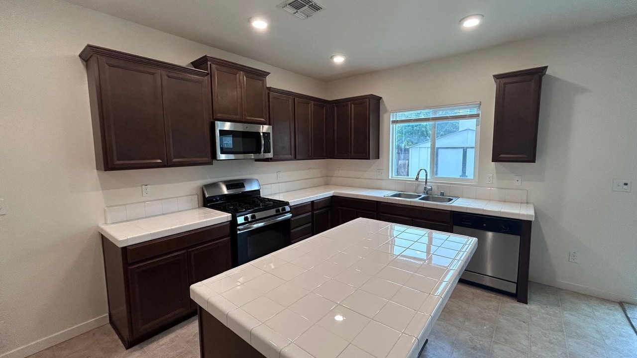 117 Mono Lake Ct - Photo 4 of 32