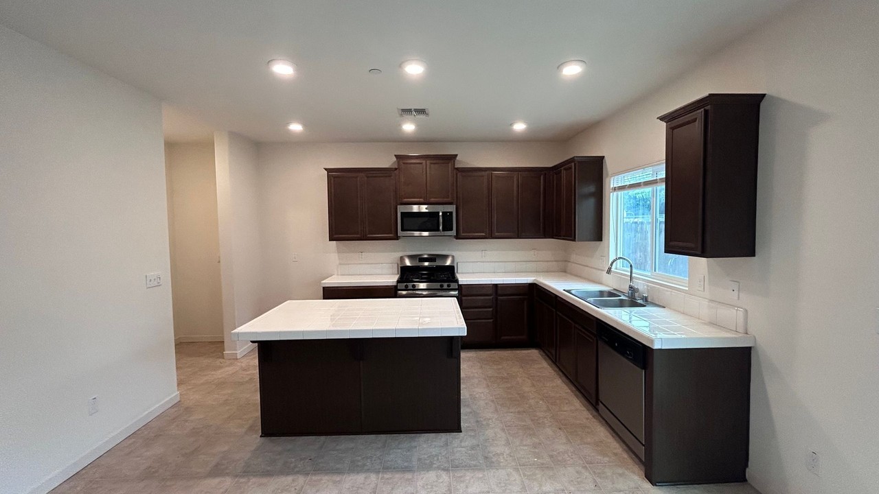 117 Mono Lake Ct - Photo 5 of 32