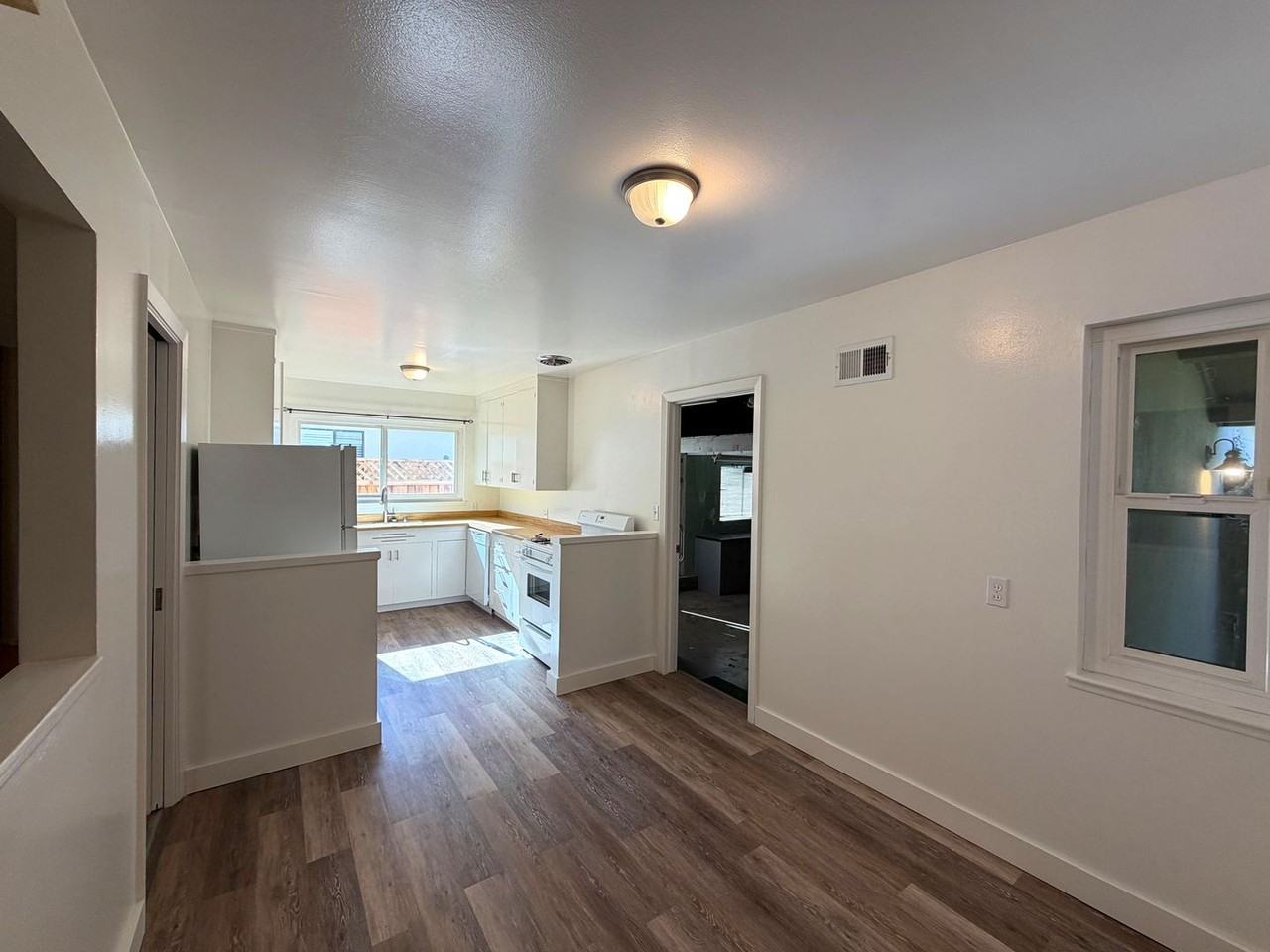 1086 Robin Way - Photo 3 of 25