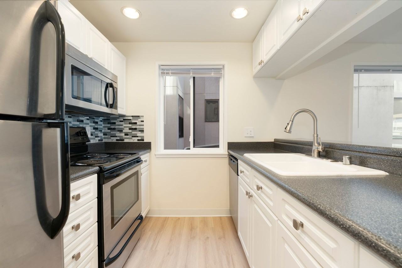 4208 Beach Drive - Photo 3 of 21